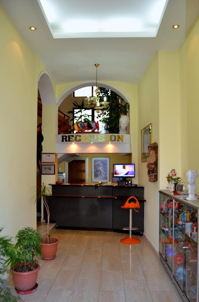 טיראנה Kruja Hotel מראה חיצוני תמונה